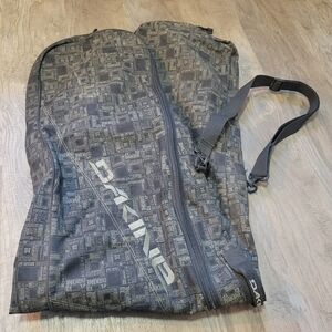 DAKINE SNOWBOARD BAG IN GOOF USED CONDITION